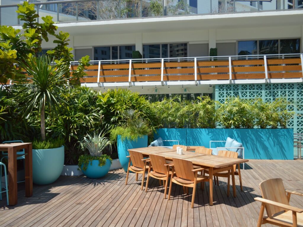 Eleve su espacio con jardineras altas: el arte de una privacidad elegante